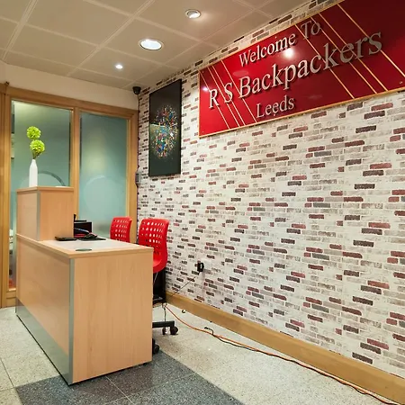 Russell Scott Backpackers Hostel *