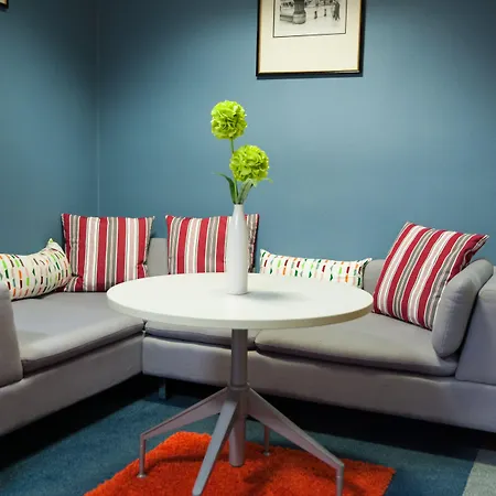 Russell Scott Backpackers * Λιντς