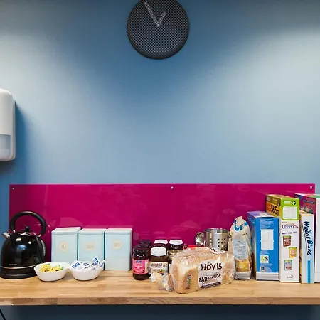 Russell Scott Backpackers * Leeds