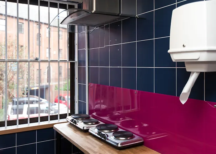 Russell Scott Backpackers * 利兹