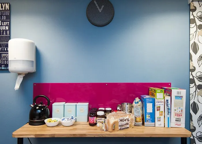 Russell Scott Backpackers * 利兹