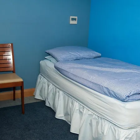 Russell Scott Backpackers * 利兹