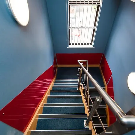 Russell Scott Backpackers 利兹