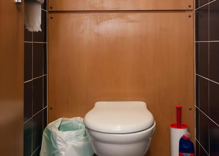 Russell Scott Backpackers Hostel *